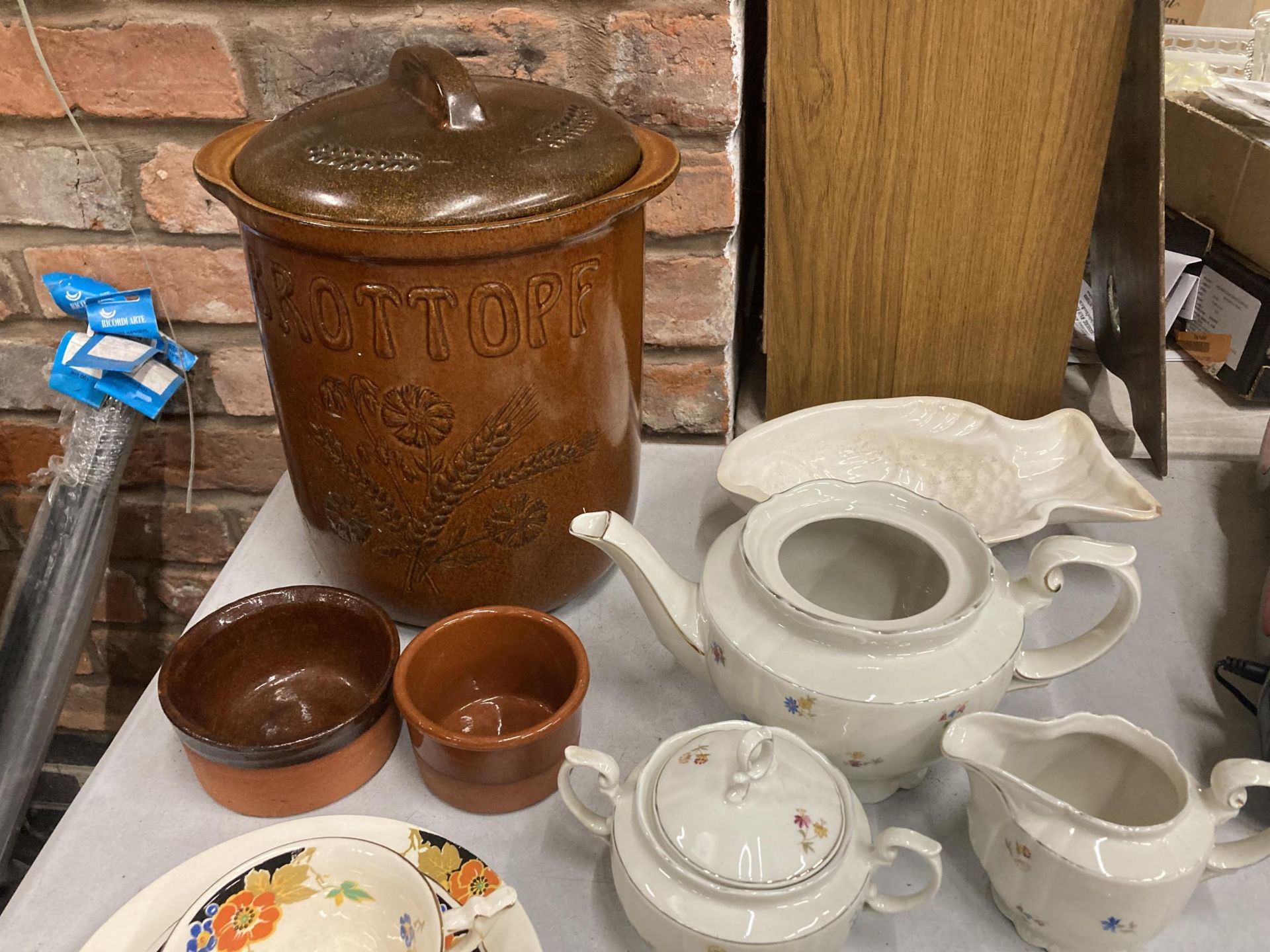 A GERMAN TEASET TO INCLUDE A TEAPOT - NO LID - A CREAM JUG, SUGAR BOWL, CUPS AND SAUCERS, A FLORAL - Bild 2 aus 3