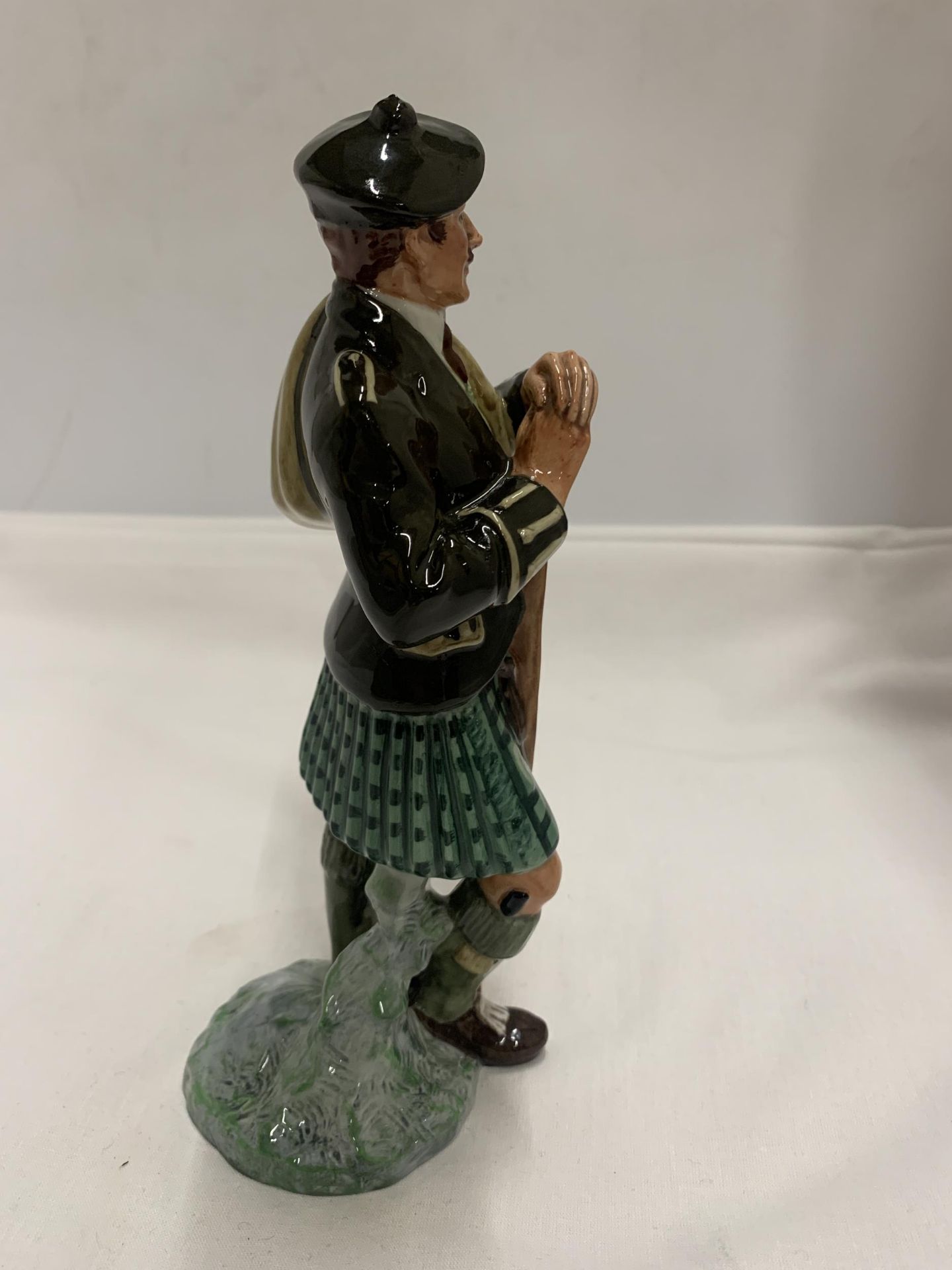 A ROYAL DOULTON 'THE LAIRD' HN2361 FIGURE (SECONDS) - Bild 4 aus 5