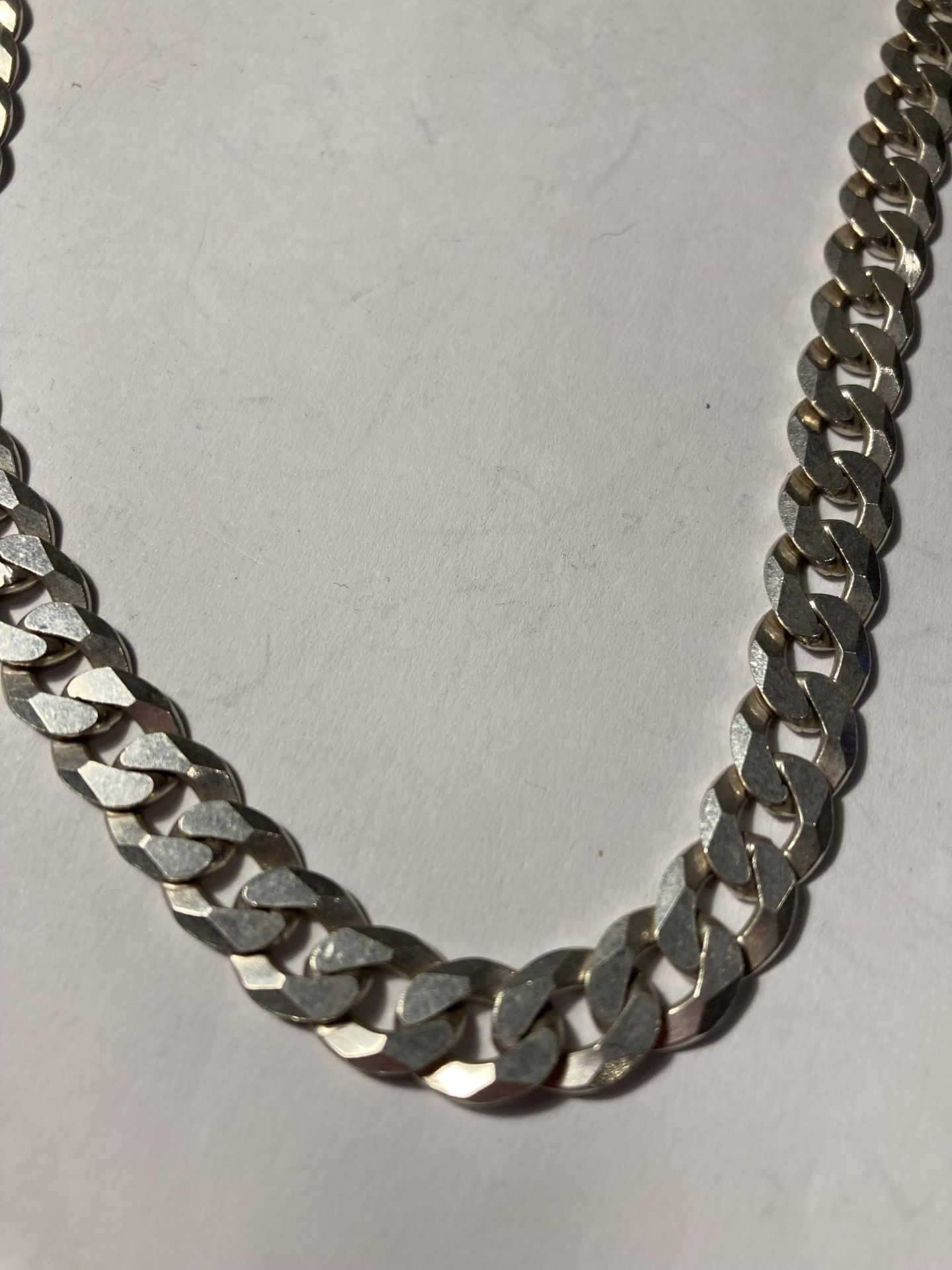 A 24" HEAVY SILVER FLAT LINK NECK CHAIN - Image 2 of 3