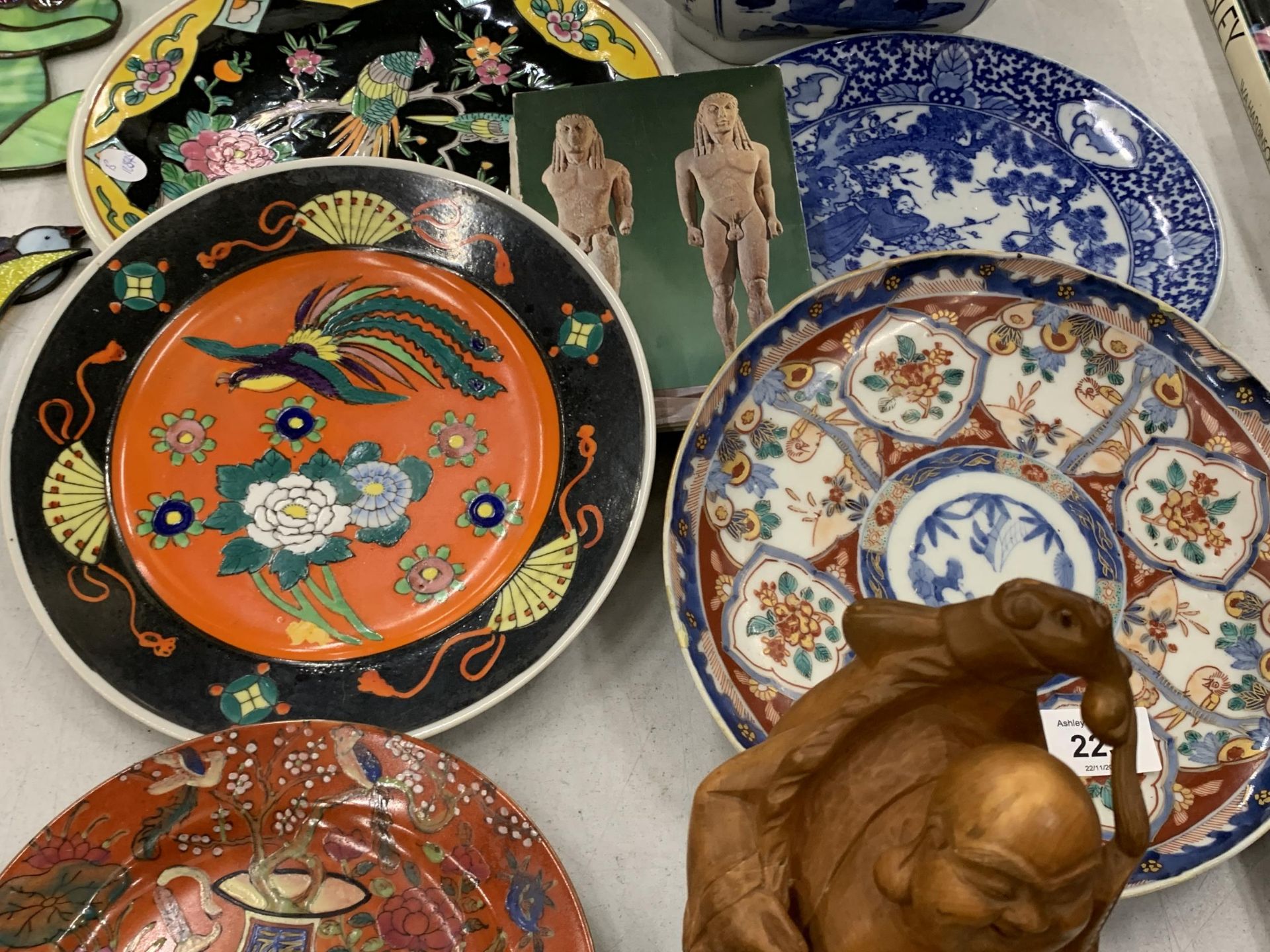 A COLLECTION OF ORIENTAL ITEMS TO INCLUDE PLATES, TEA BOWLS, ETC, SOME WITH MARKS TO THE BASE - Bild 3 aus 4