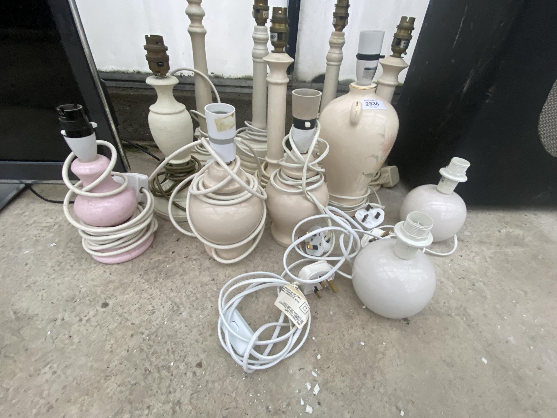 A LARGE ASSORTMENT OF CERAMIC AND WOODEN TABLE LAMPS - Image 2 of 3