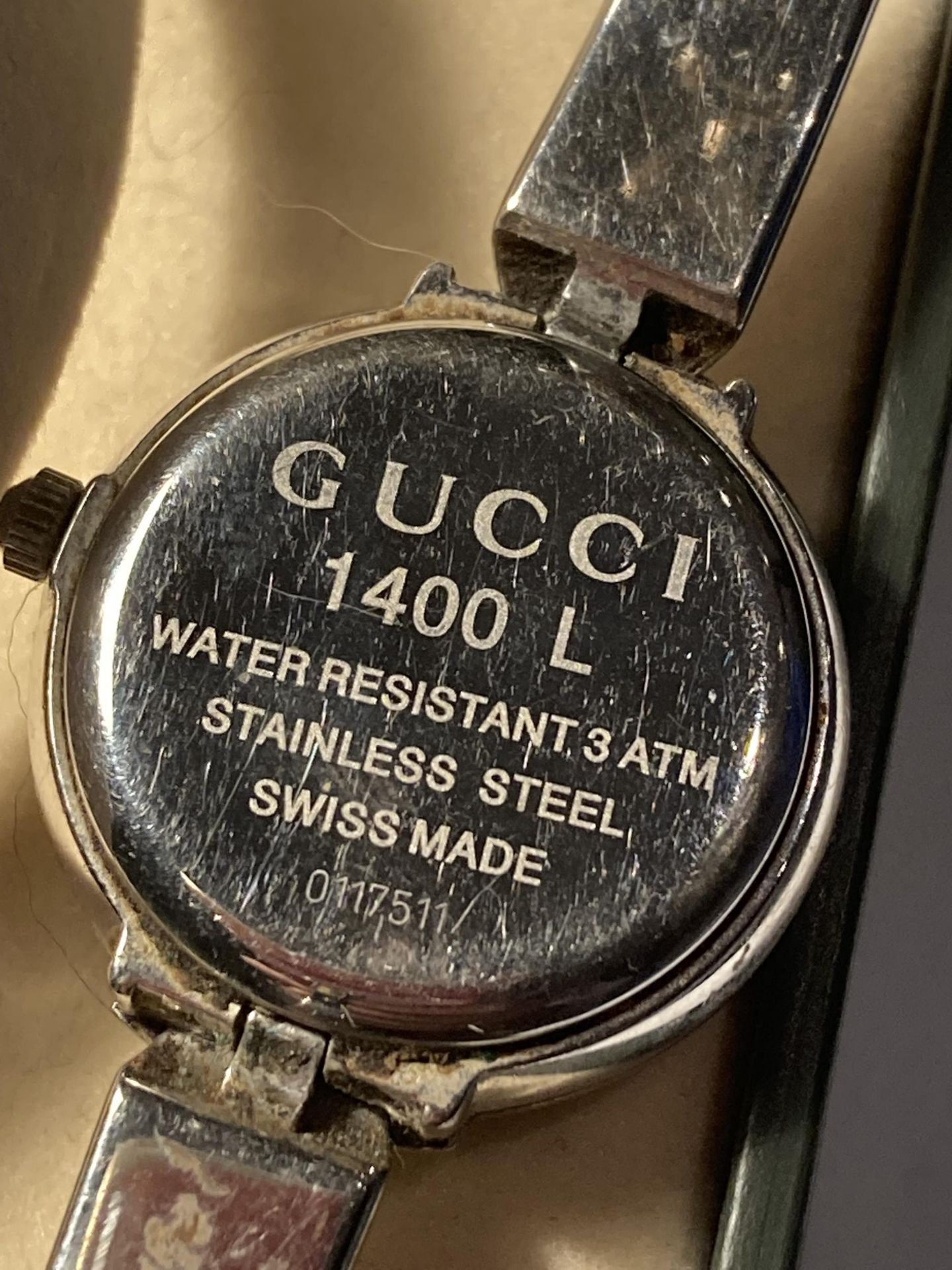 A GUCCI 1400L SWISS QUARTZ 3ATM ANALOGUE STAINLESS LADIES WRIST WATCH IN ORIGINAL PRESENTATION - Image 3 of 6