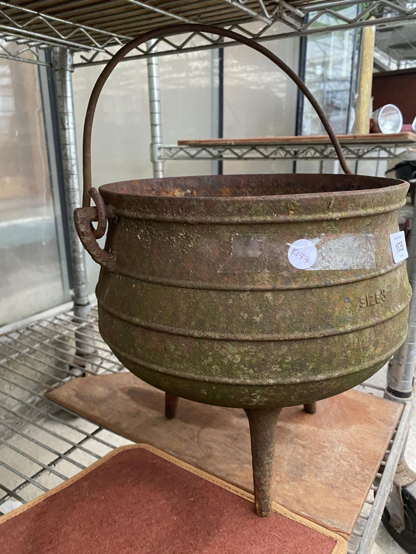 A VINTAGE CAST IRON TRI FOOTED CAULDRON POT - Bild 2 aus 2