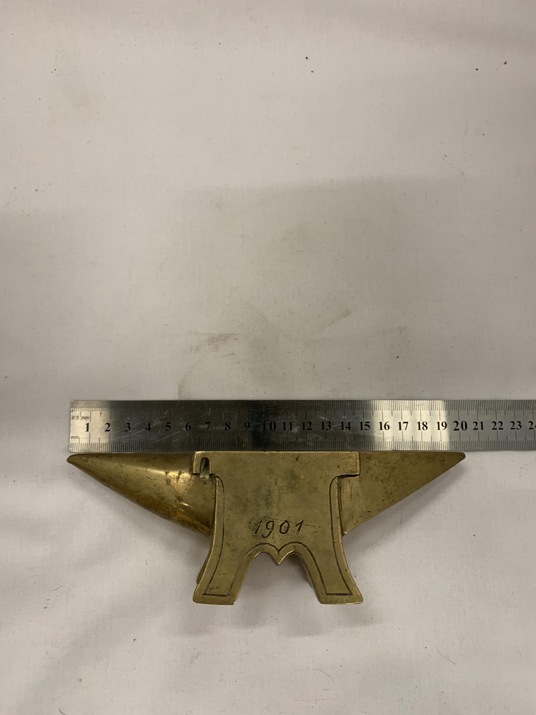 A MINIATURE BRONZE FORGE 1901 ANVIL, LENGTH 20 CM - Image 5 of 5
