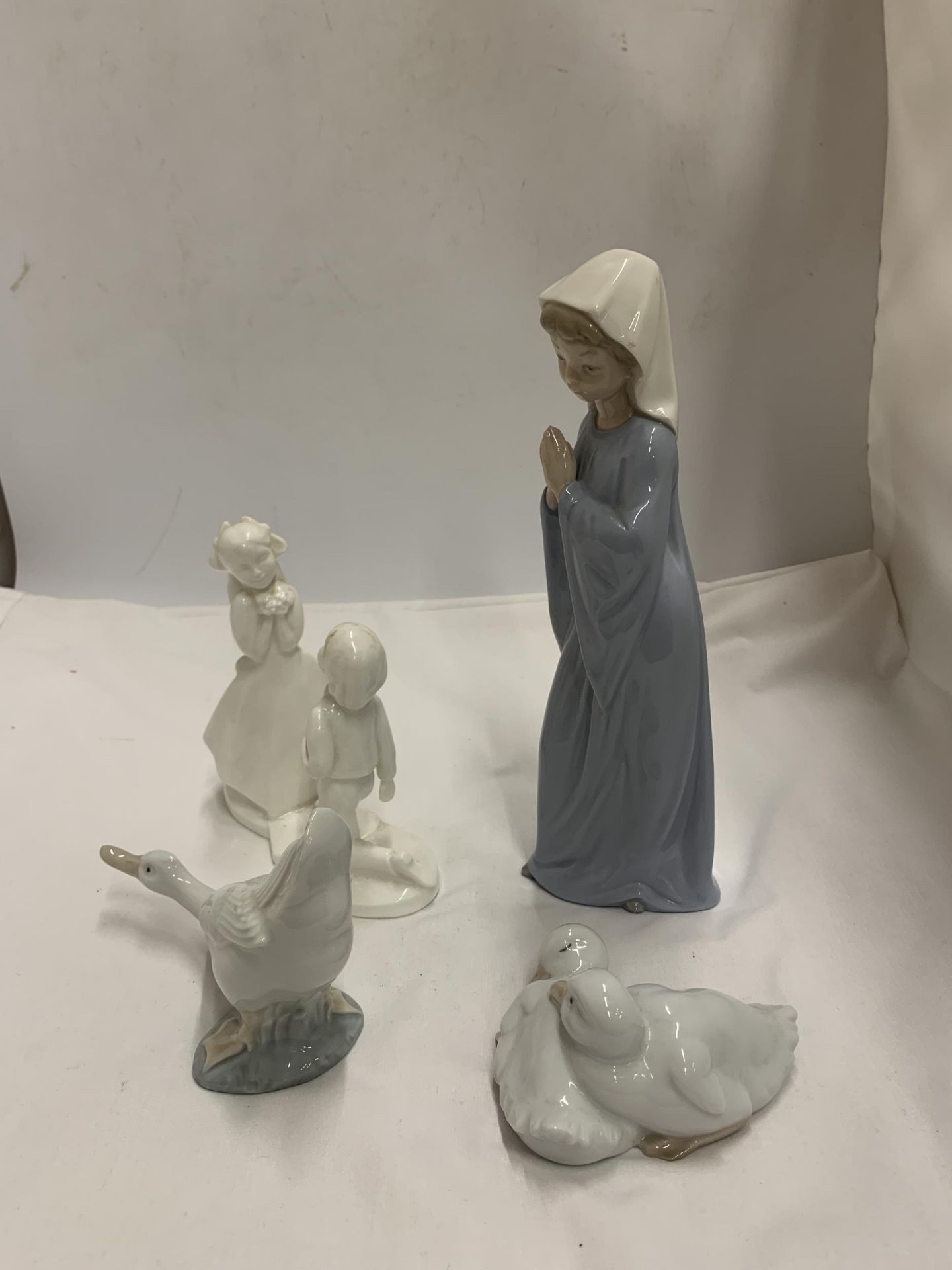 A GROUP OF FOUR FIGURES - NAO LLADRO GIRL AND GEESE AND A ROYAL DOULTON IMAGES FIGURE - Image 3 of 6