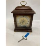 A VINTAGE STYLE MAHOGANY CASED MANTLE CLOCK WITH KEY
