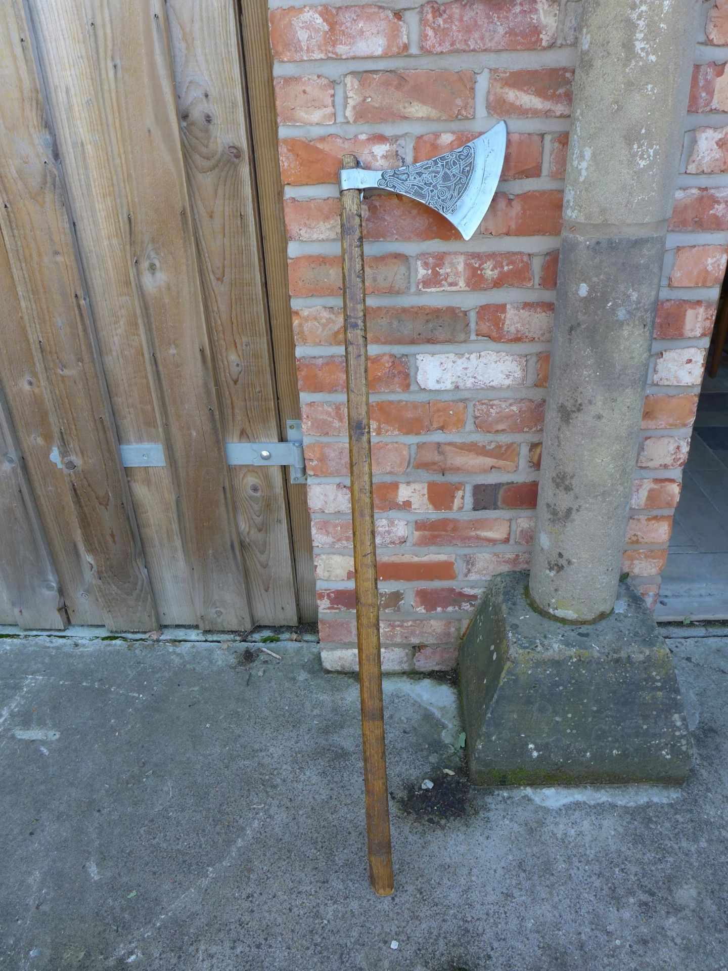 A REPLICA VIKING AXE WITH WOODEN SHAFT, THE HEAD WITH CELTIC DESIGN, LENGTH 132CM - Bild 5 aus 5
