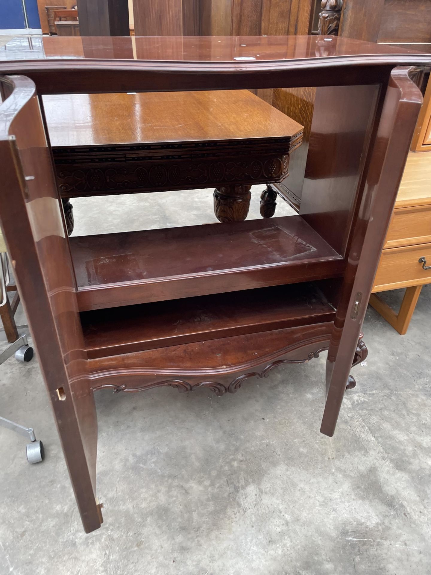 A MODERN MAHOGANY AND WALNUT SERPENTINE FRONTED 'NOVALINEA' TV/VIDEO CABINET, 37.5" WIDE - Image 2 of 2