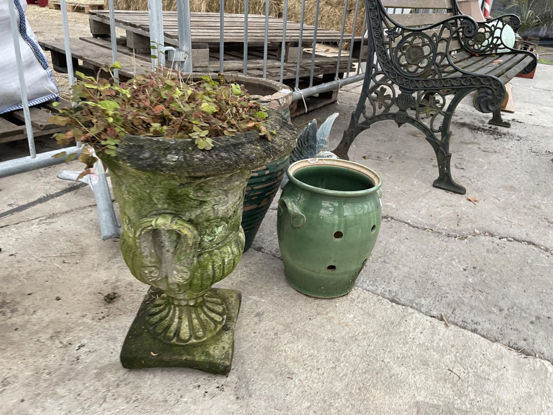 AN ASSORTMENT OF GARDEN POTS AND FIGURES - Image 2 of 2