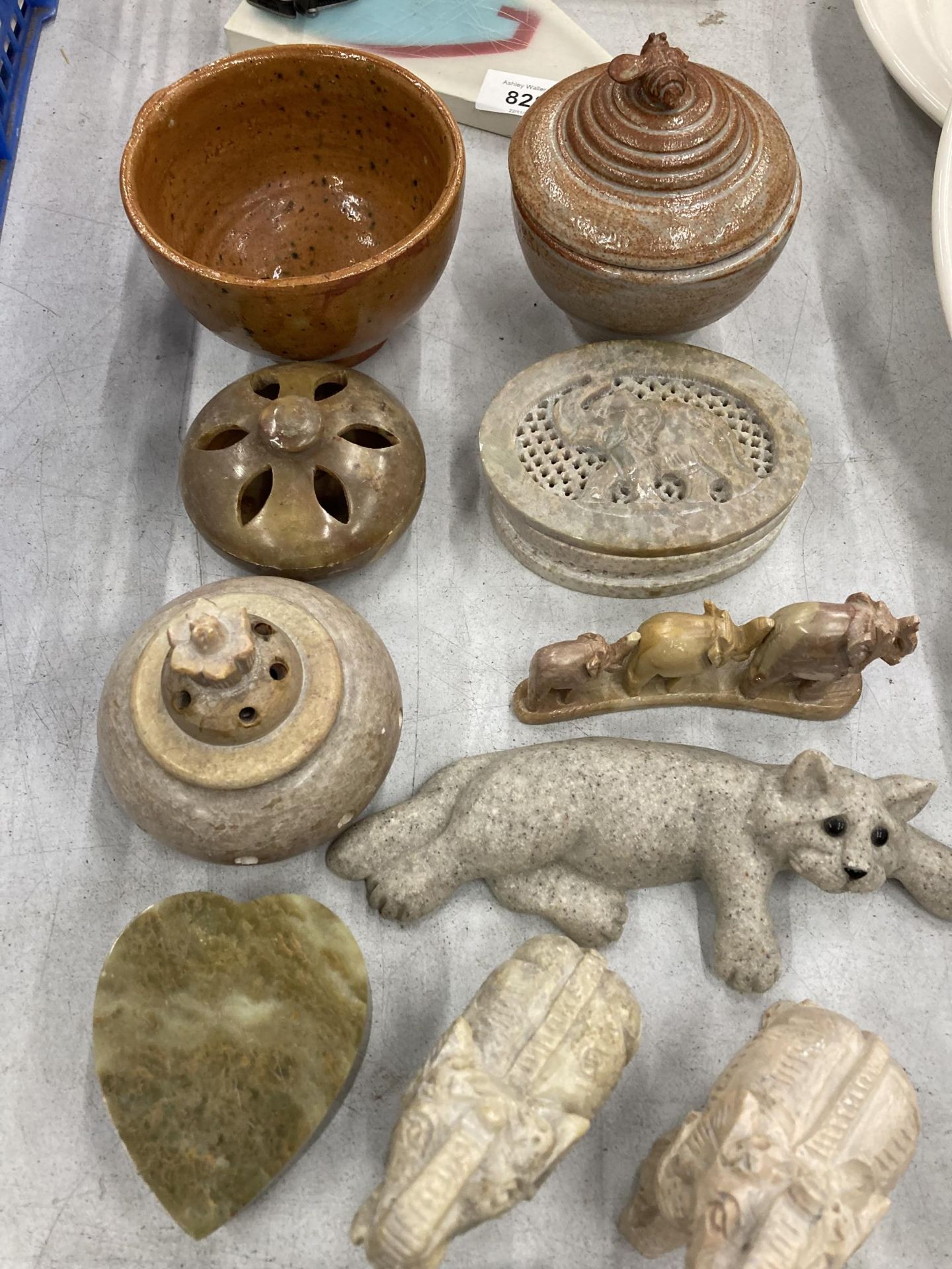 A COLLECTION OF STONEWARE ITEMS TO INCLUDE ELEPHANTS, CATS, TRINKET DISHES, LIDDED POTS, ETC - Image 3 of 4