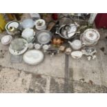 AN ASSORTMENT OF ITEMS TO INCLUDE CERAMICS AND GLASS WARE ETC