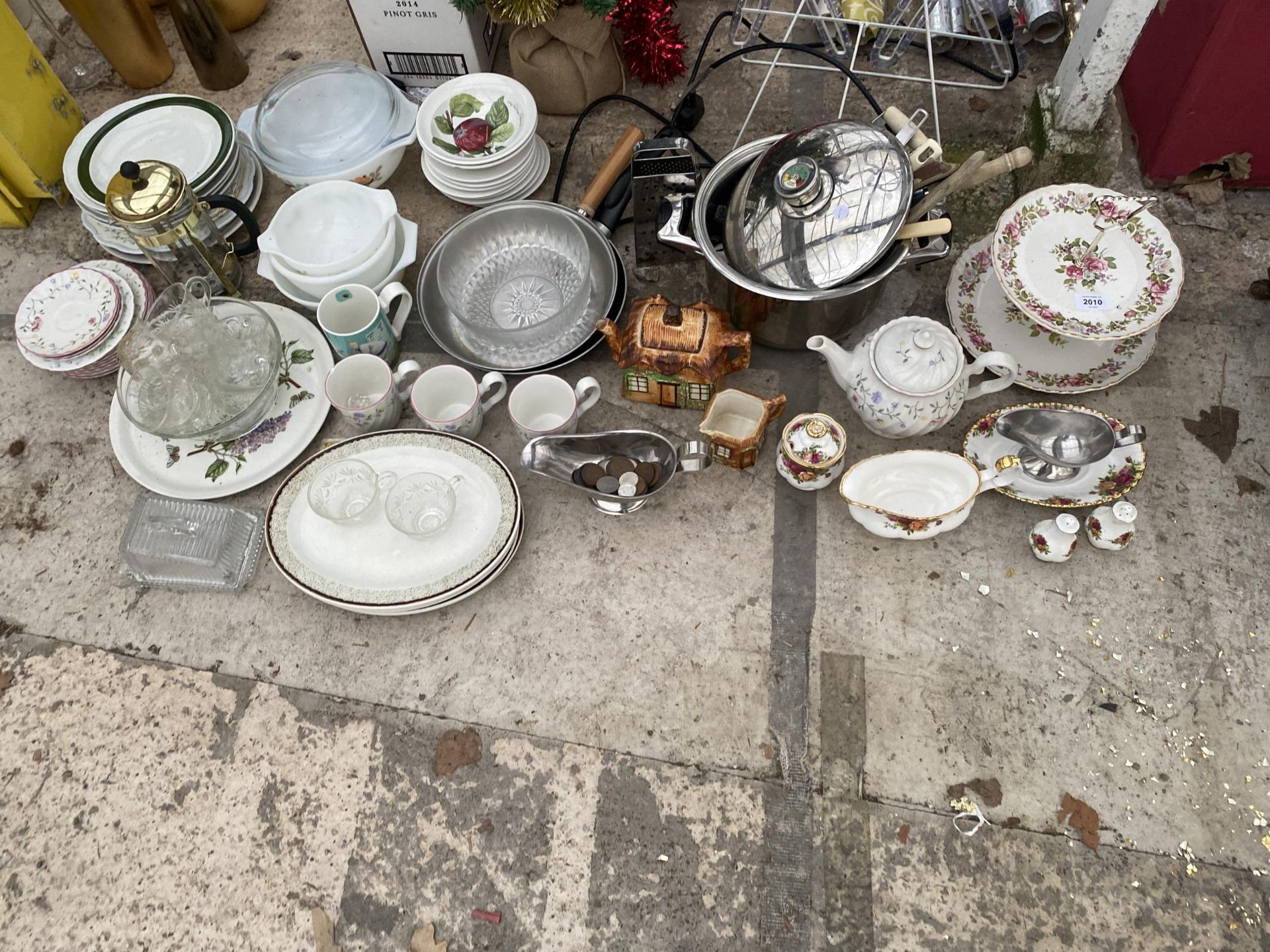 AN ASSORTMENT OF ITEMS TO INCLUDE CERAMICS AND GLASS WARE ETC