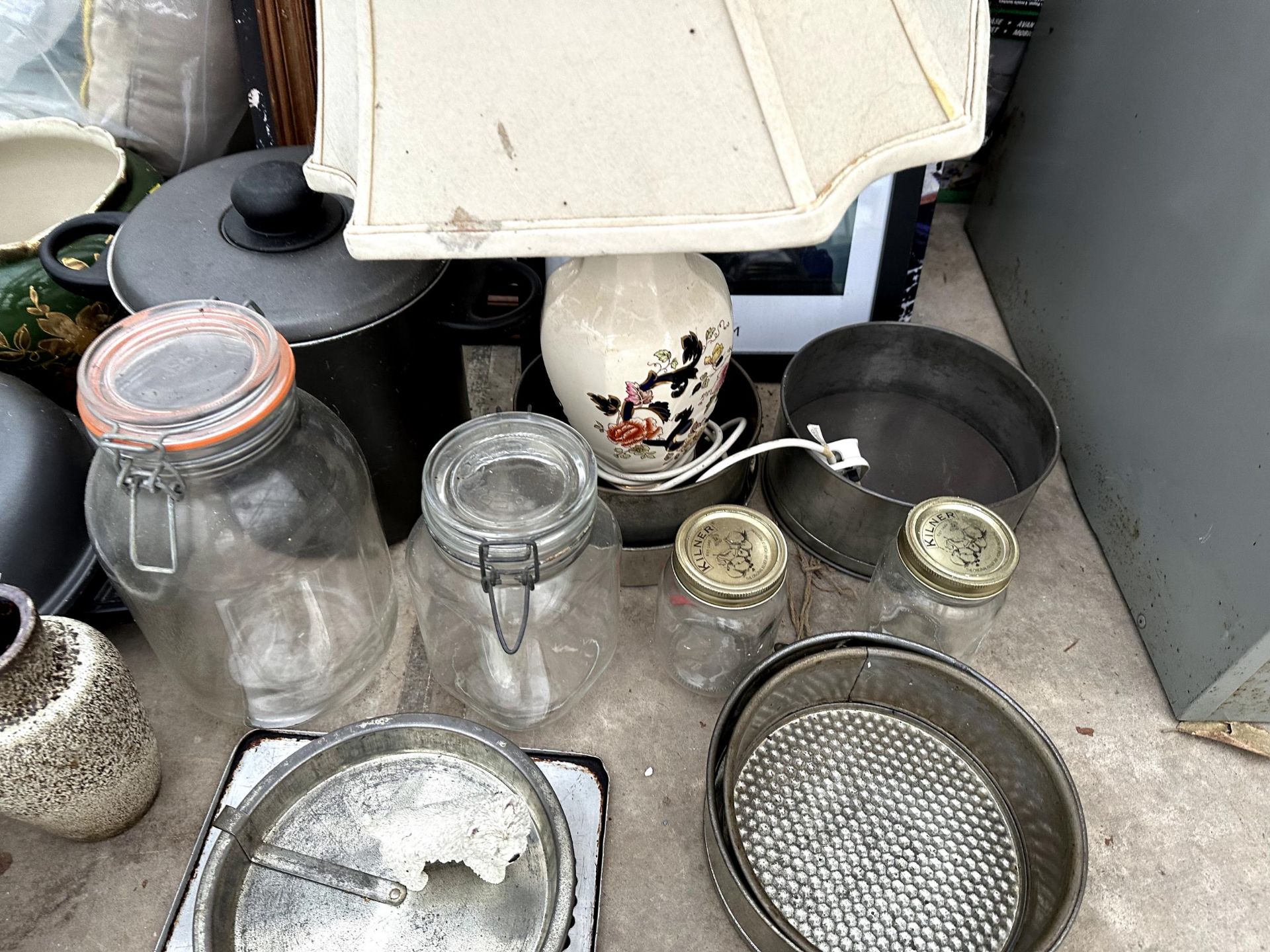 AN ASSORTMENT OF ITEMS TO INCLUDE COOKING POTS, CERAMICS AND LAMPS ETC - Image 2 of 3