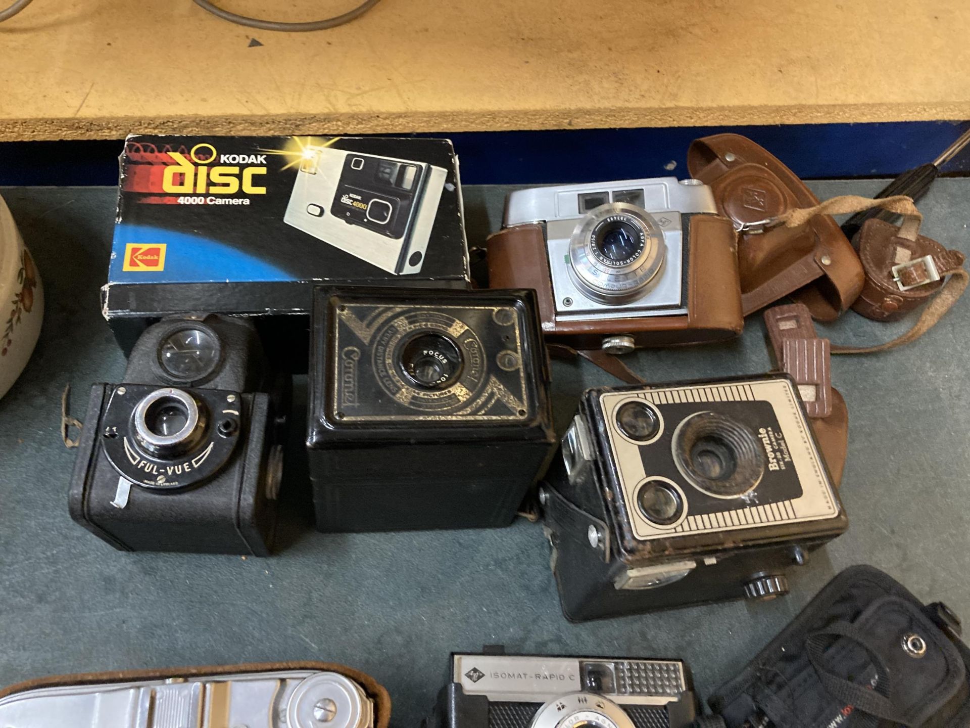 A COLLECTION OF VINTAGE CAMERAS TO INCLUDE CORONET, BROWNIE MODEL C, A BELLOWS CAMERA, MINOLTA, - Bild 4 aus 4