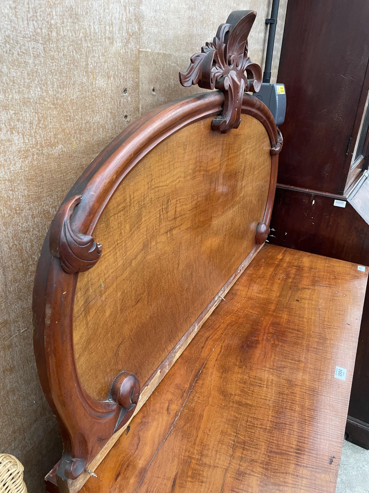 A VICTORIAN MAHOGANY CHIFFONIER WITH CARVED FOLIATE BACK - Image 3 of 3