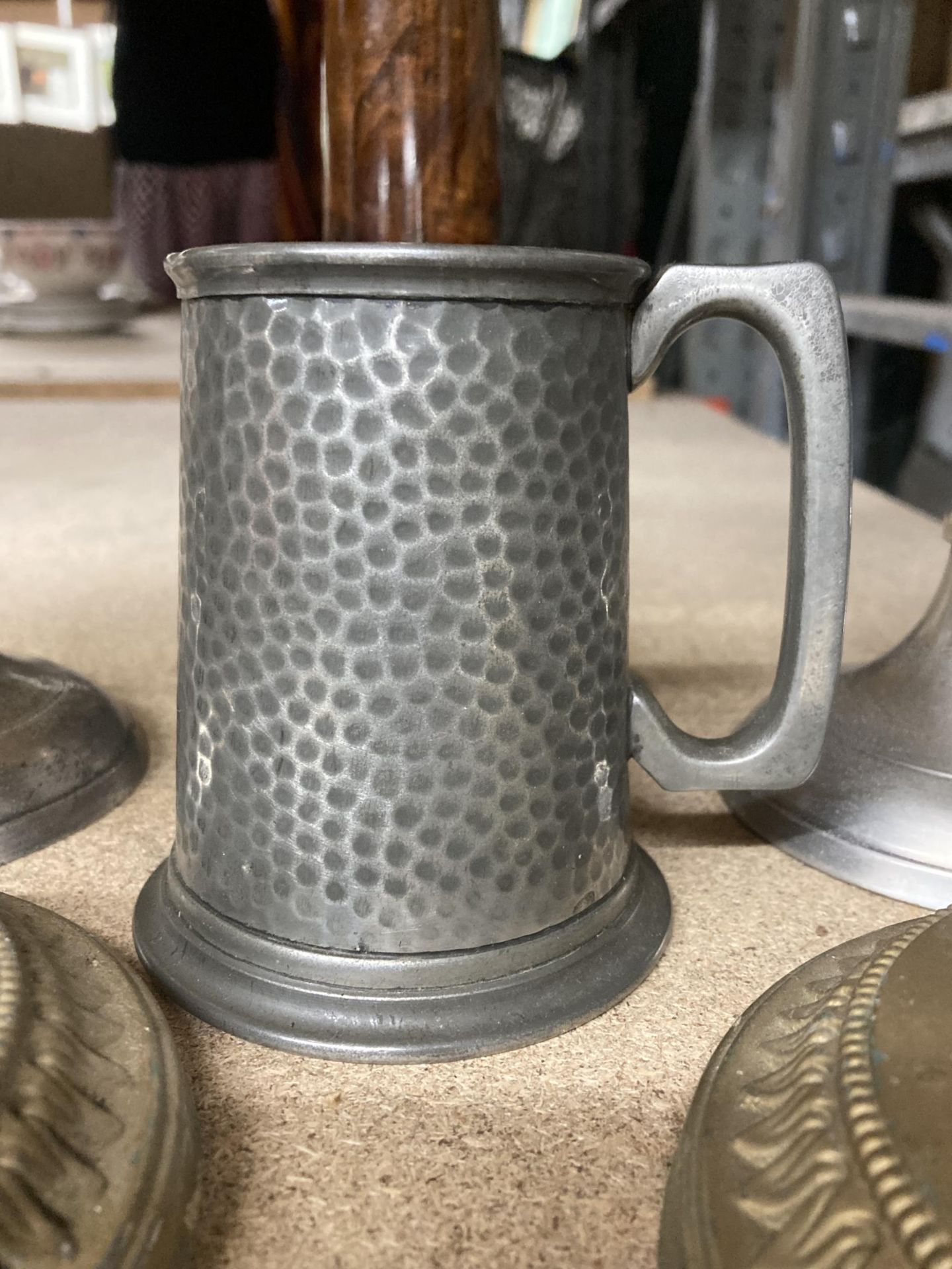 TWO PAIRS OF VINTAGE CANDLESTICKS TO INLUDE CHROME EFFECT EXAMPLES, PEWTER TANKARD AND FURTHER - Bild 3 aus 4