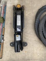 A 2.25 TONNE TROLLEY JACK