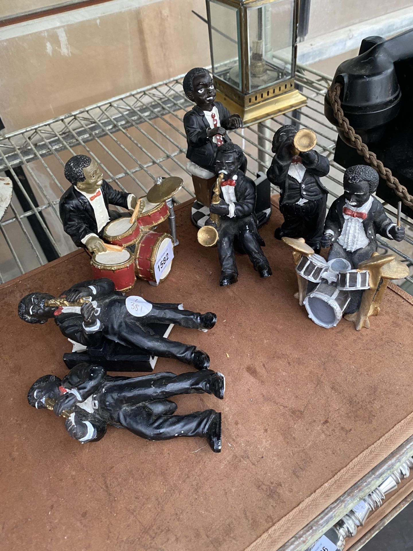 A SET OF SEVEN VINTAGE RESIN JAZZ BAND PLAYER FIGURES