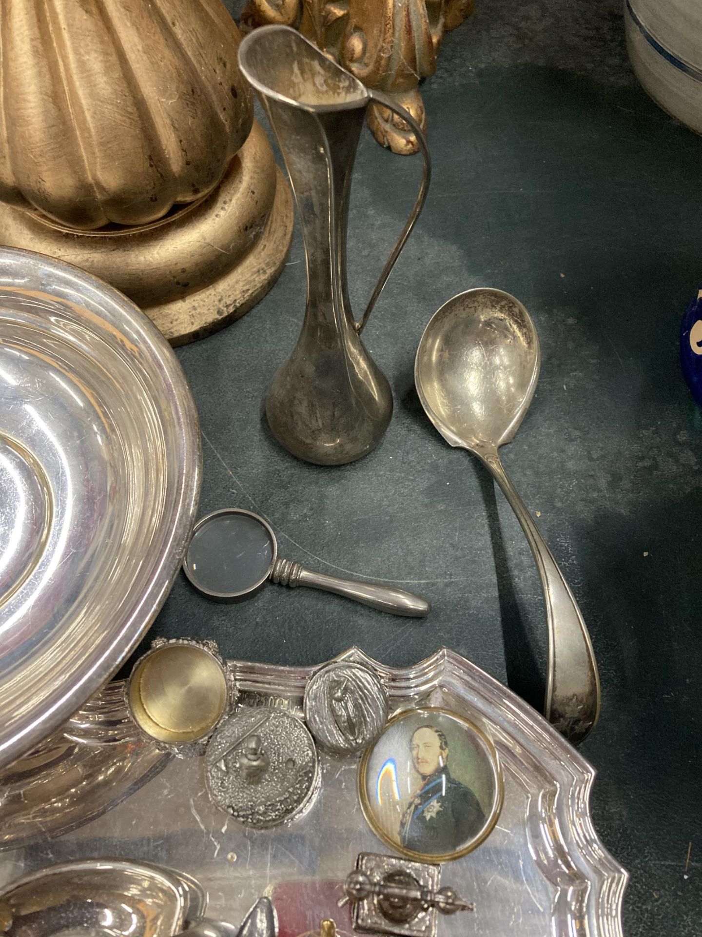 A QUANTITY OF SILVER PLATED ITEMS TO INCLUDE A WALKER AND HALL FOOTED TRAY, A FOOTED BOWL, SMALL - Image 4 of 4