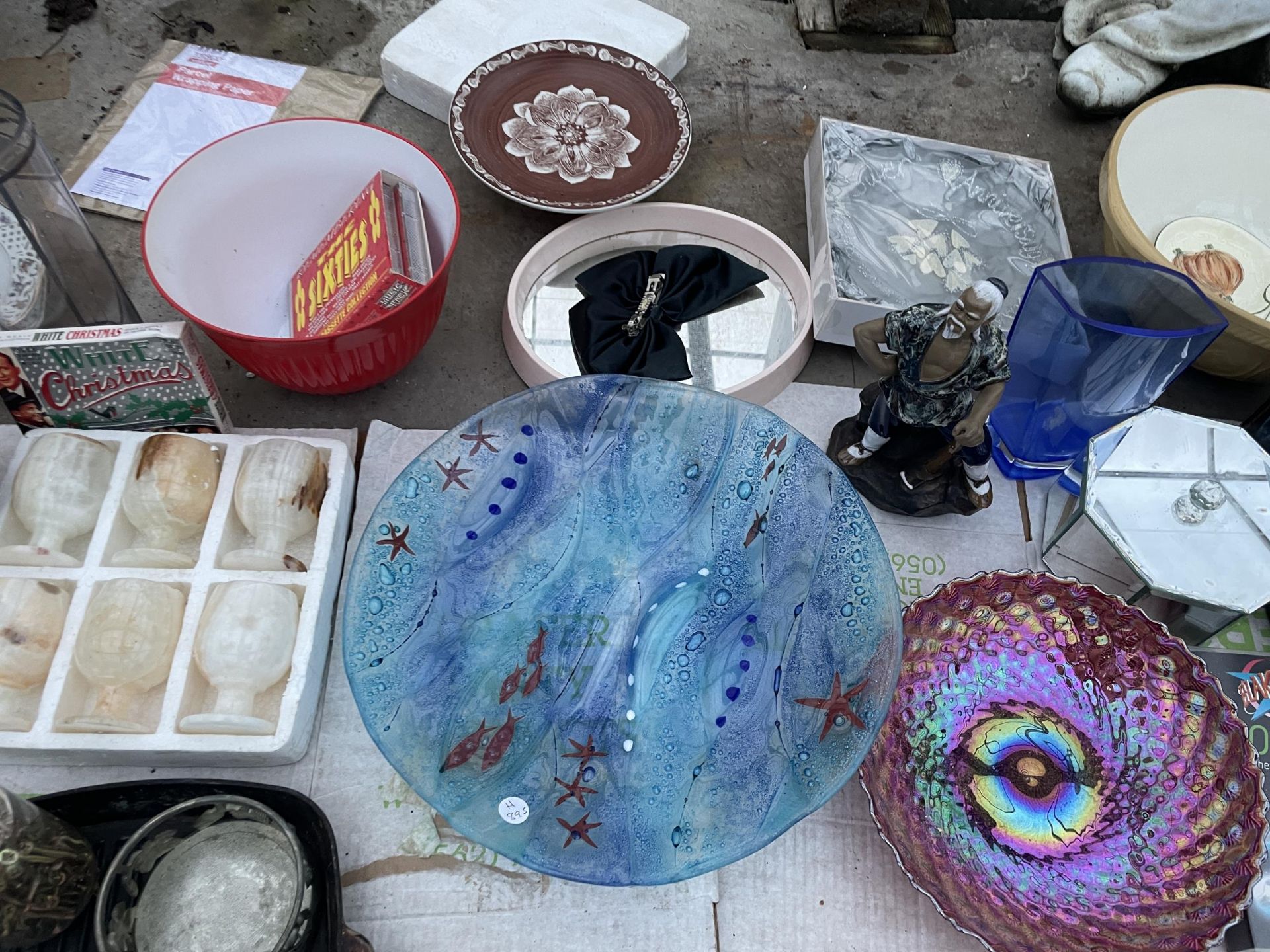 AN ASSORTMENT OF ITEMS TO INCLUDE GLASS BOWLS AND PANS ETC - Bild 2 aus 2