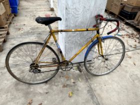 A VINTAGE GENTS RALEIGH ROAD RACING BIKE