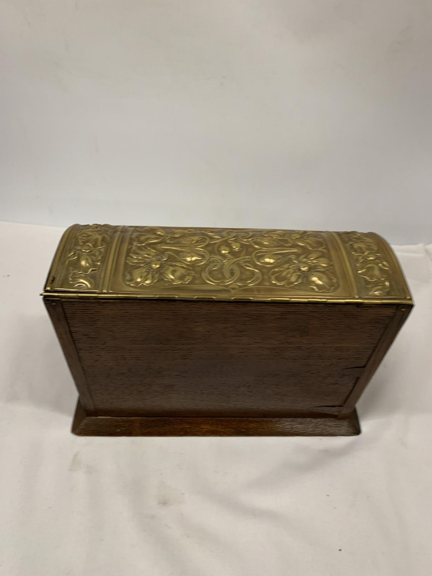 A VINTAGE OAK AND BRASS LETTER BOX - Image 3 of 4