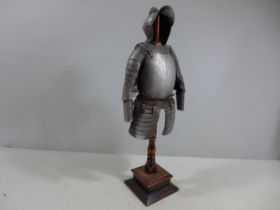 A MINIATURE REPLICA SUIT OF 17TH CENTURY ARMOUR ON A WOODEN STAND, HEIGHT 42.5CM