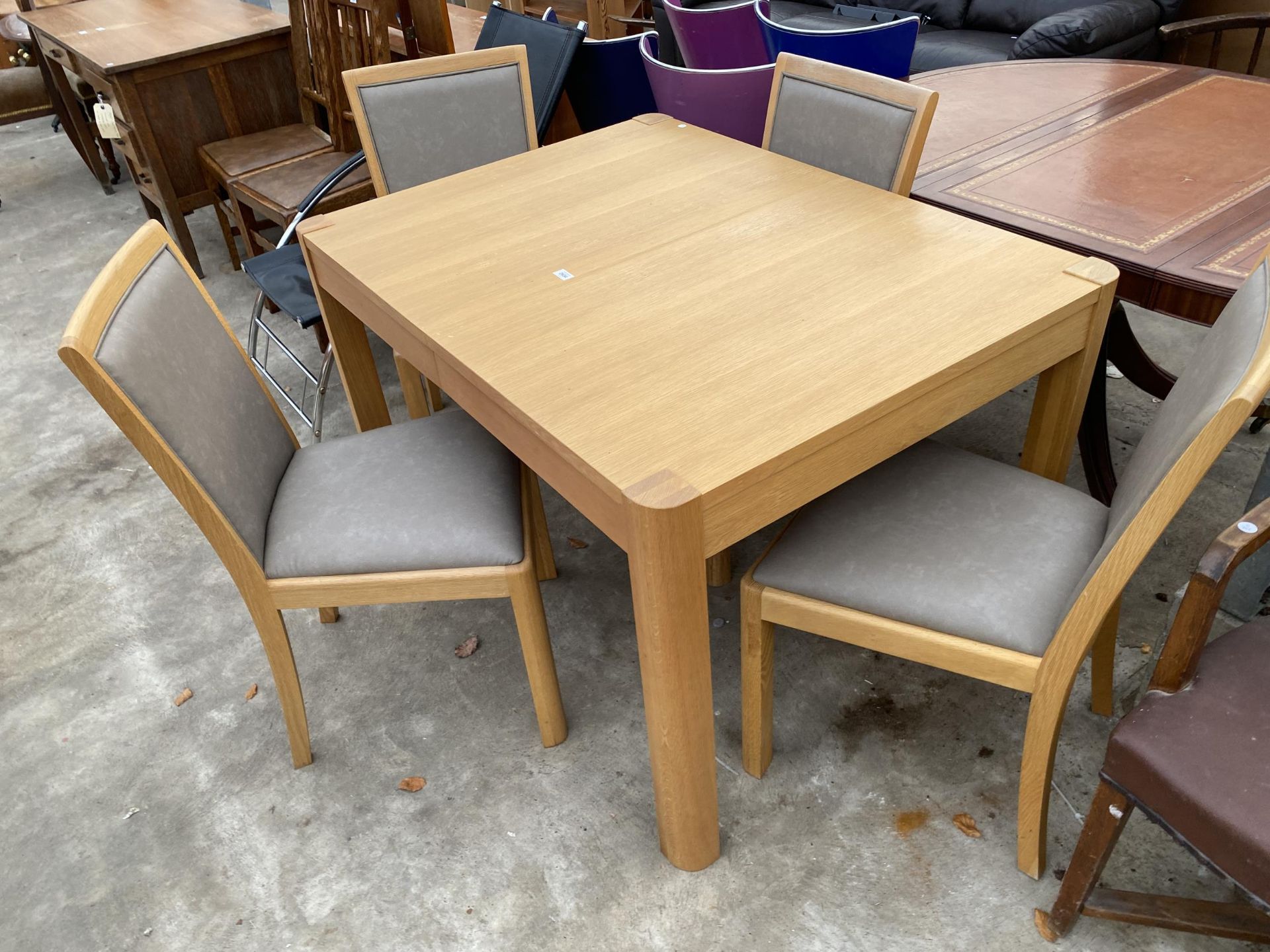 A MODERN OAK 'WINSOR' EXTENDING DINING TABLE, 48 X 36" LEAF 20") AND FOUR MATCHING DINING CHAIRS - Image 4 of 4
