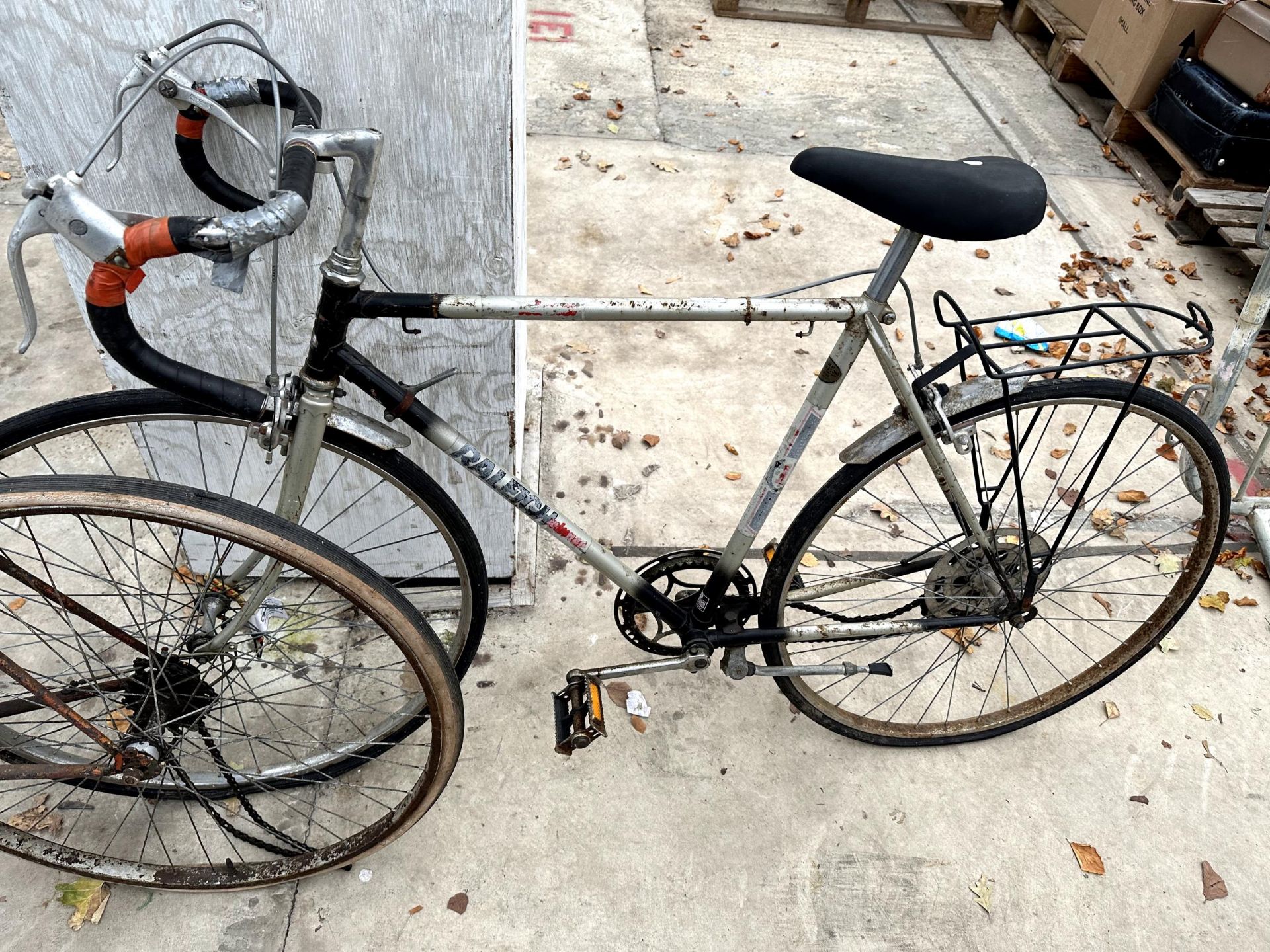 TWO VINTAGE GENTS ROAD RACING BIKES TO INCLUDE A RALEIGH - Bild 4 aus 6