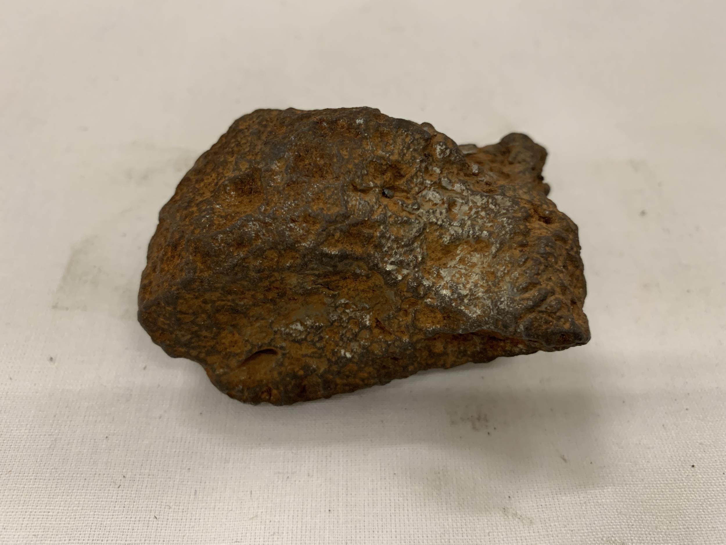 A SMALL METEORITE ROCK, AROUND 1KG, LENGTH 7CM