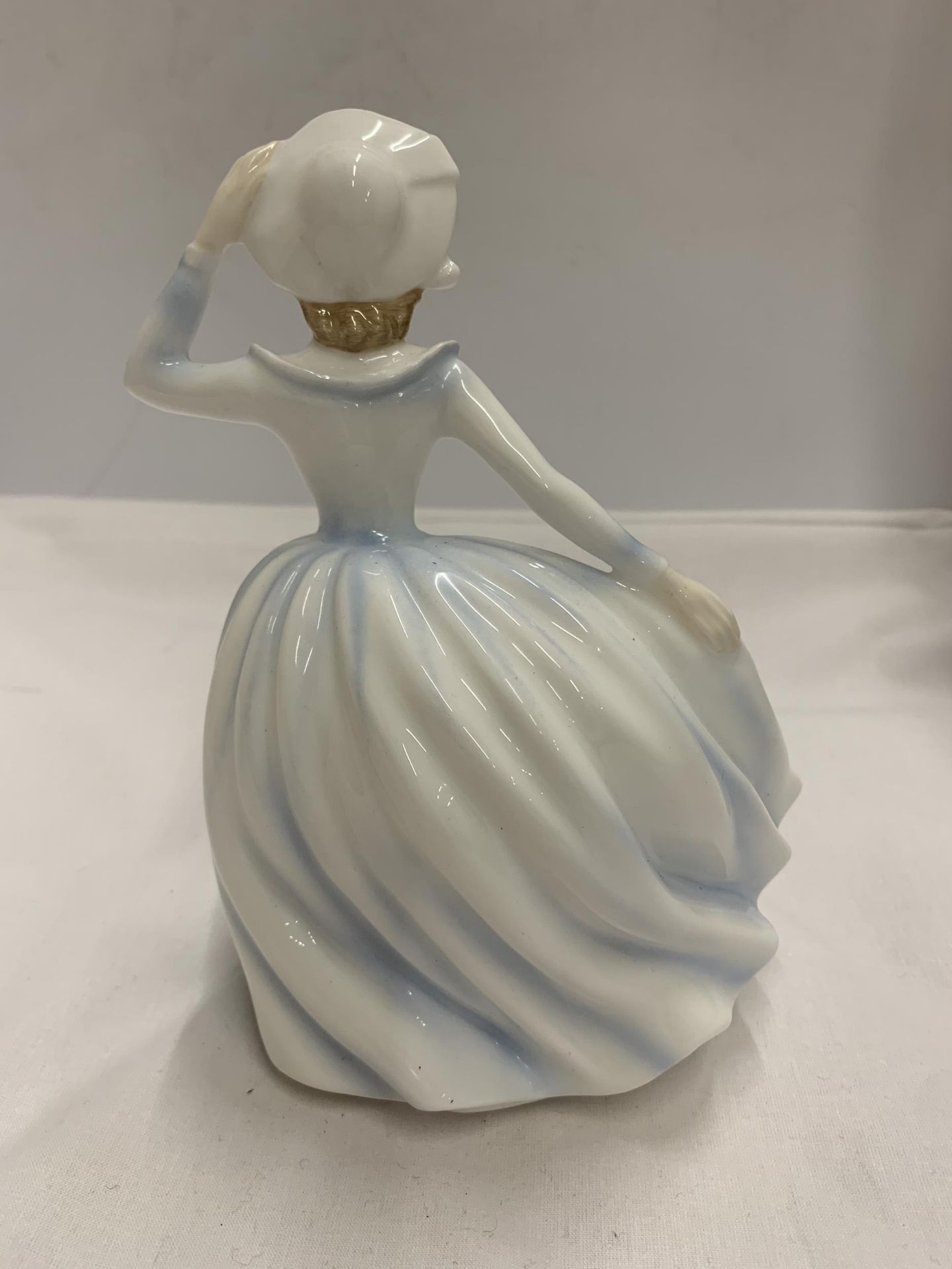 A ROYAL DOULTON LADY FIGURE IN BLUE DRESS - Image 4 of 6