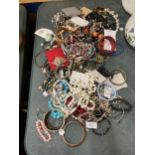 A QUANTITY OF COSTUME JEWELLERY TO INCLUDE BANGLES, BRACELETS, NECKLACCES, EARRINGS, ETC