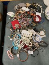 A QUANTITY OF COSTUME JEWELLERY TO INCLUDE BANGLES, BRACELETS, NECKLACCES, EARRINGS, ETC