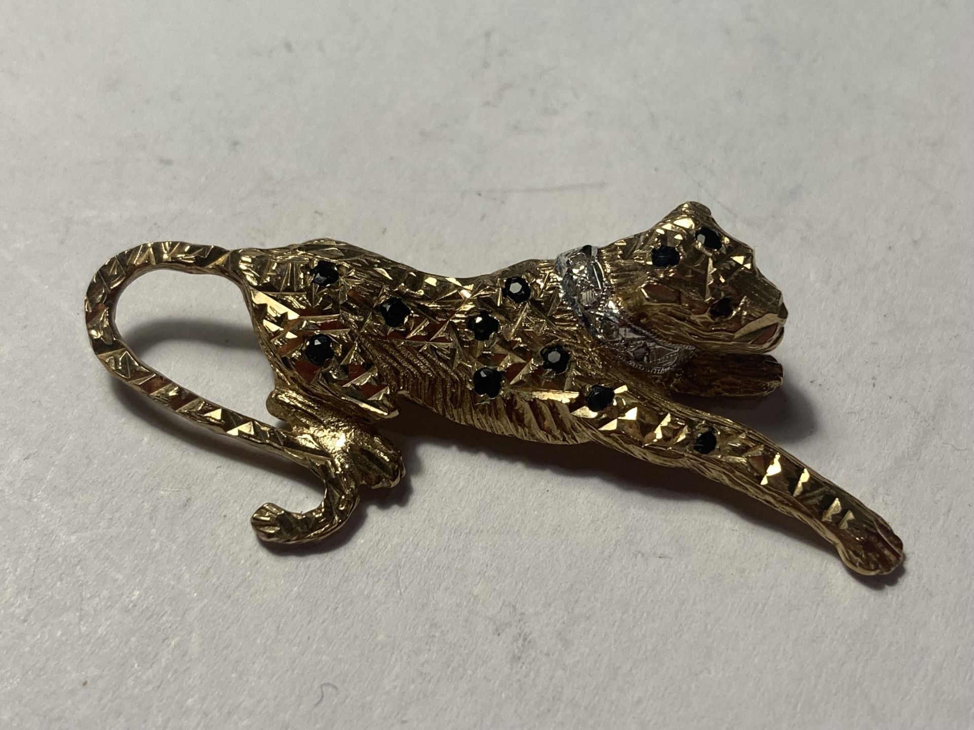 A MARKED 9 CARAT GOLD CARTIER STYLE LEOPARD BROOCH WITH SAPPHIRES, A DIAMOND COLLAR AND RUBY EYES IN - Bild 2 aus 4