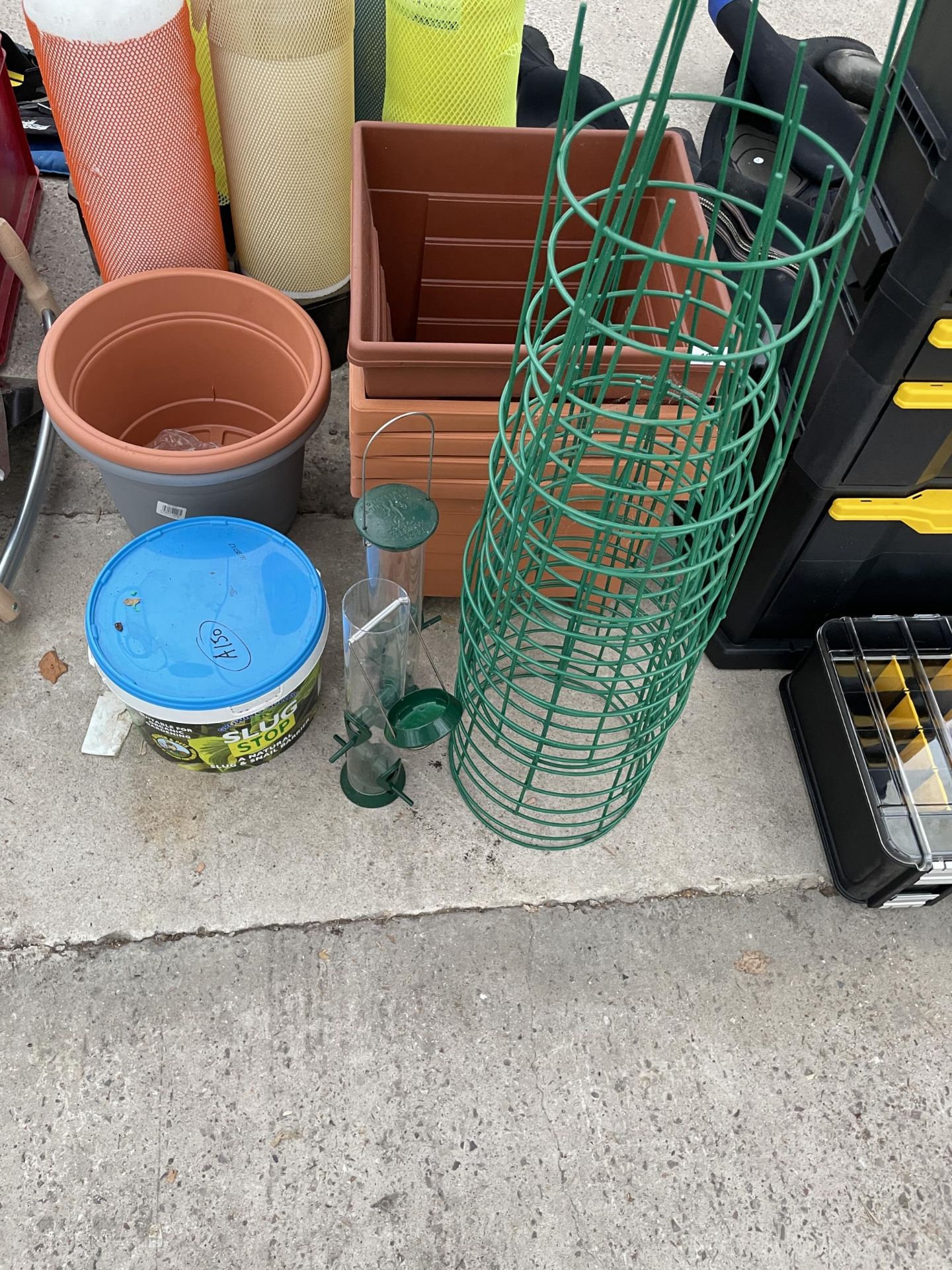 AN ASSORTMENT OF GARDEN ITEMS TO INCLUDE PLASTIC PLANTERS AND PLANT FRAMES ETC