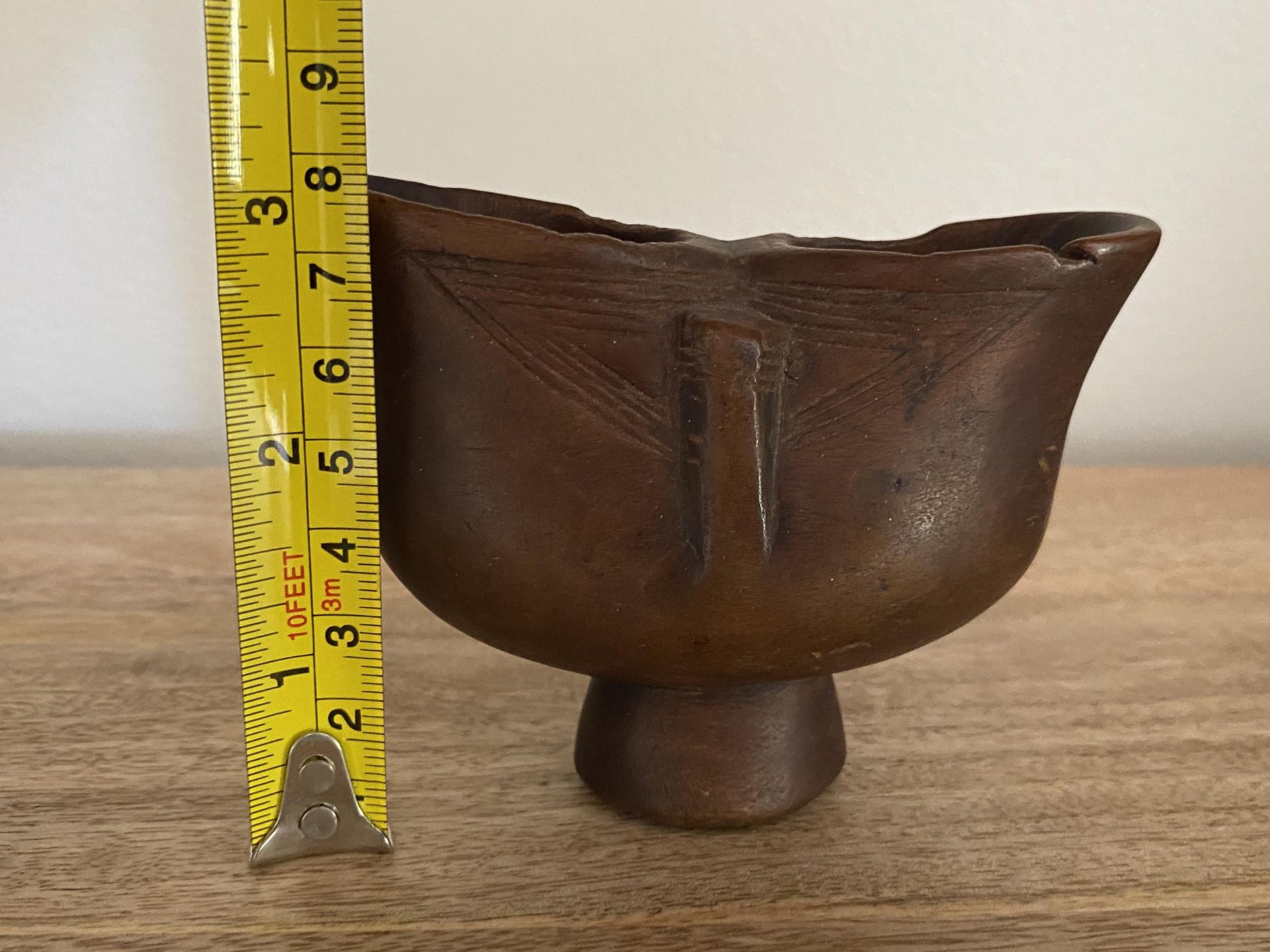 AN ANTIQUE AFRICAN TRIBAL ART SUKU KOPA PALM DOUBLE WINE CUP, DR CONGO, HEIGHT 8 CM - Image 5 of 5