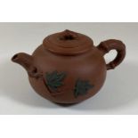 A CHINESE YIXING CLAY TEAPOT, SIGNED, HEIGHT 8.5 CM