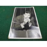 A CLIFF RICHARD SIGNED PHOTOGRAPH, VERSO 'SIGNED BY CLIFF RICHARD MARCH 1ST 1965'