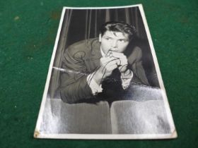 A CLIFF RICHARD SIGNED PHOTOGRAPH, VERSO 'SIGNED BY CLIFF RICHARD MARCH 1ST 1965'
