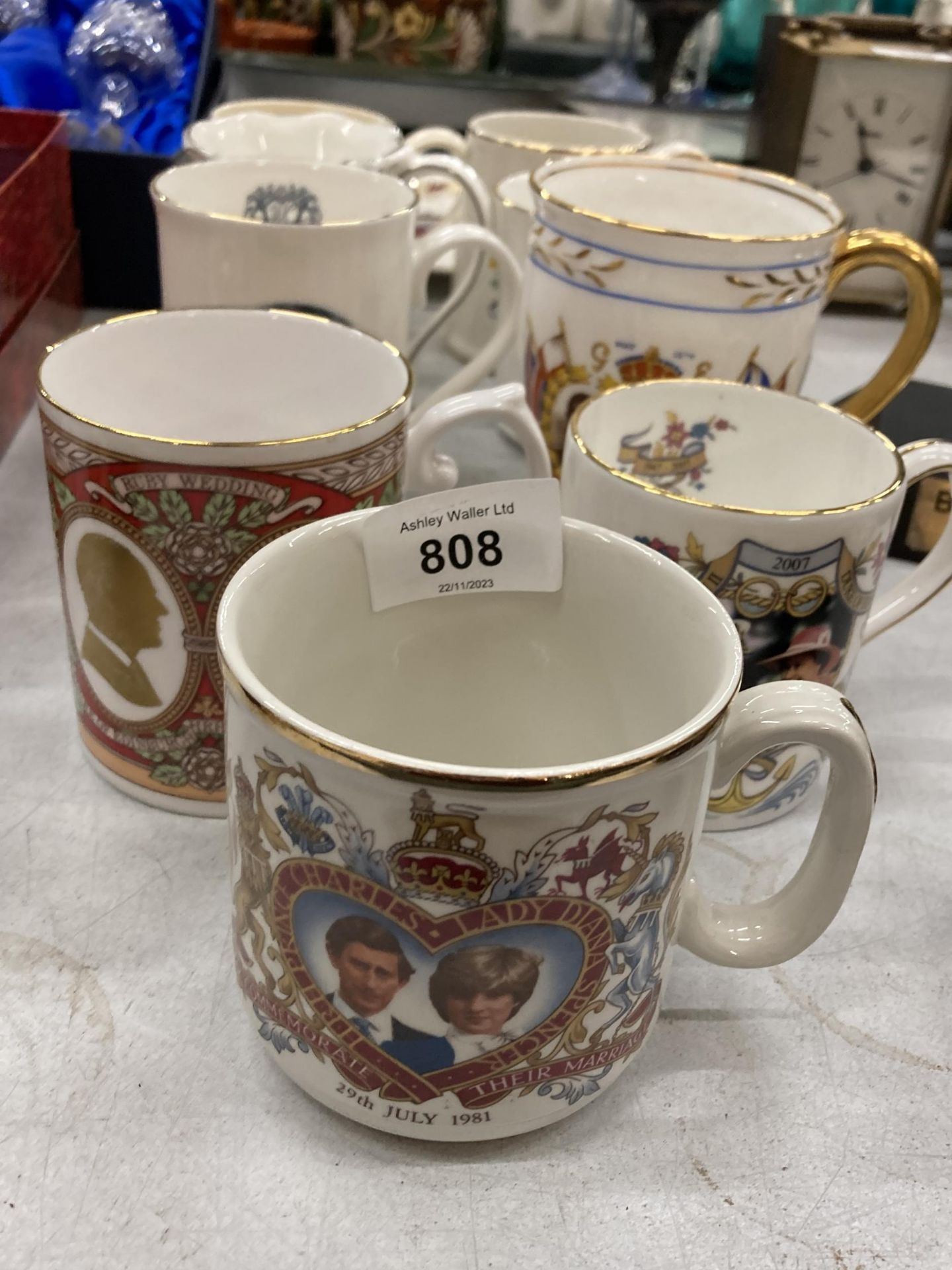 A COLLECTION OF ROYAL COMMEMORATIVE MUGS AND CUPS PLUS A PLATE - Image 2 of 3