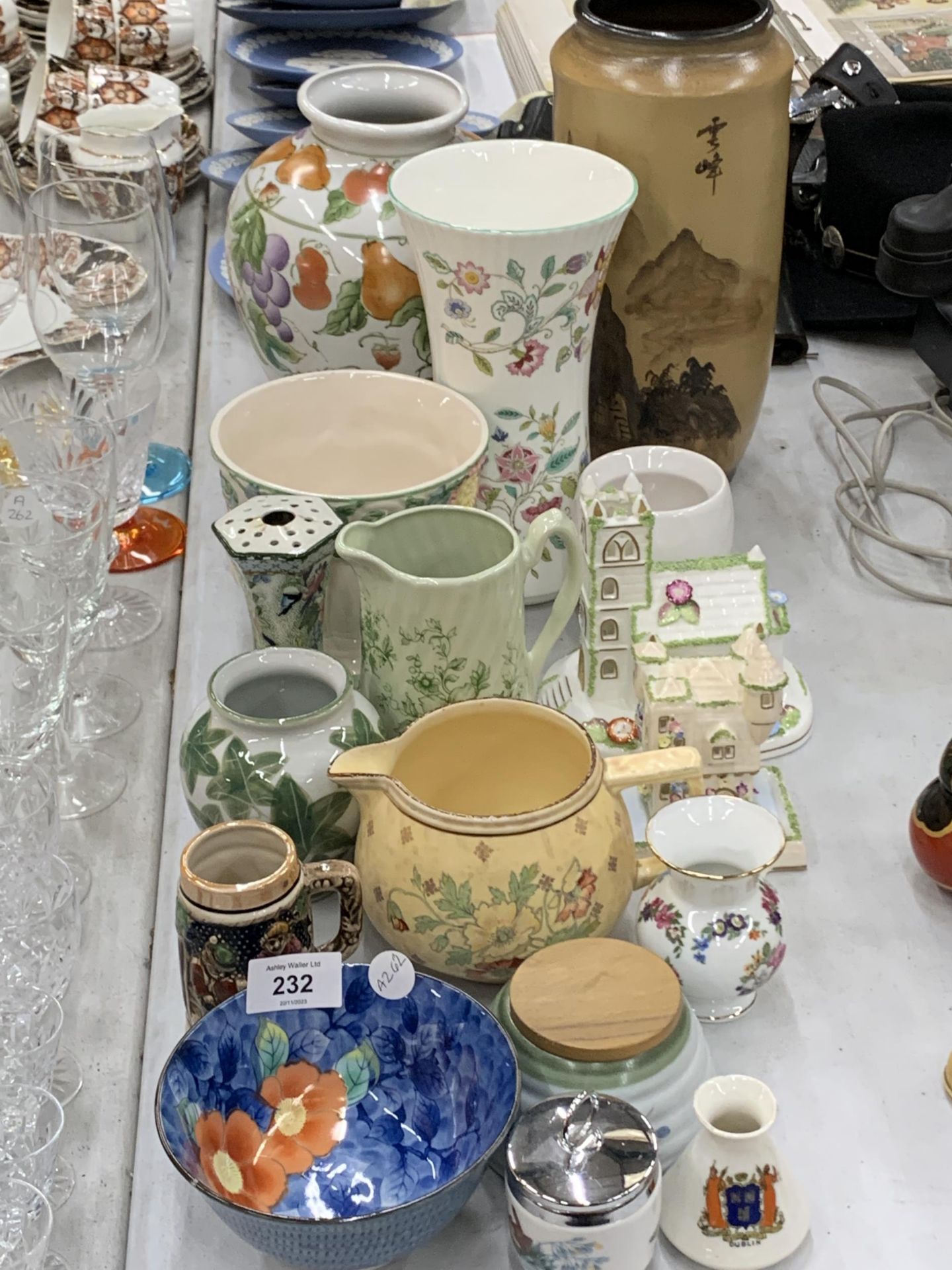 A MIXED CERAMIC LOT TO INCLUDE A LARGE MINTON 'HADDON HALL' VASE, OTHER VASES, JUGS, TWO COALPORT