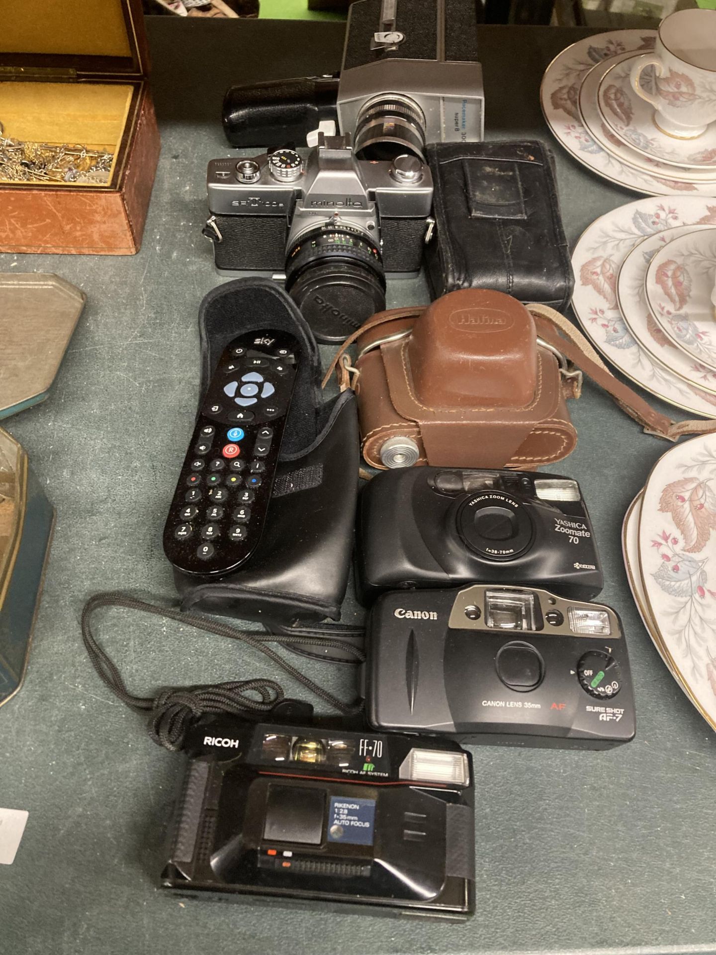 A MIXED LOT OF CAMERAS TO INCLUDE MINOLTA, SRT CANON, YASHICA ETC