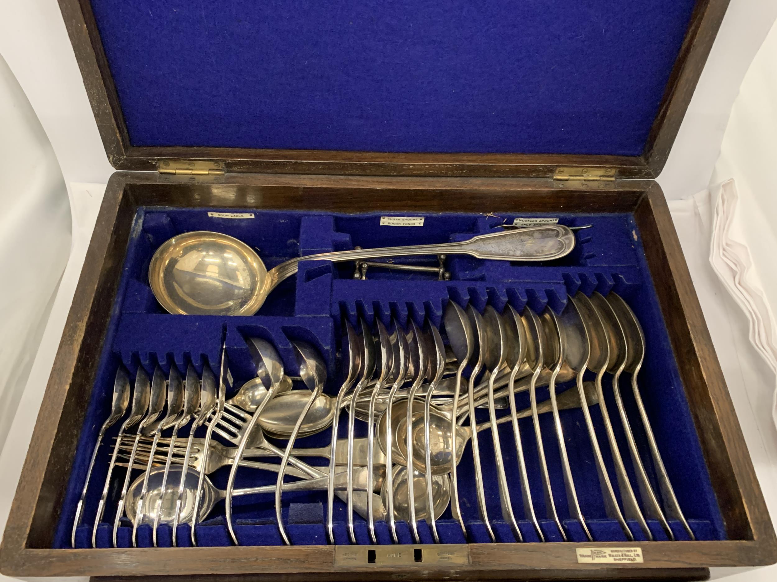 A VINTAGE OAK CASED WALKER AND HALL SILVER PLATED CANTEEN OF CUTLERY - Image 2 of 6