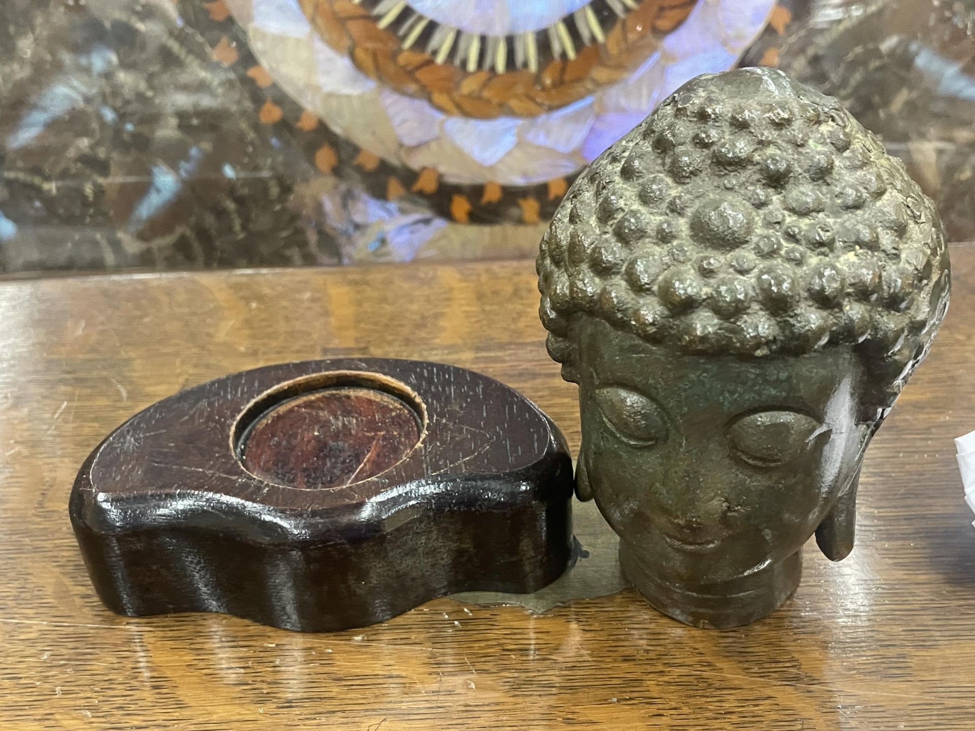 A BRONZE EFFECT BUDDHA HEAD MODEL ON WOODEN BASE - Image 3 of 3