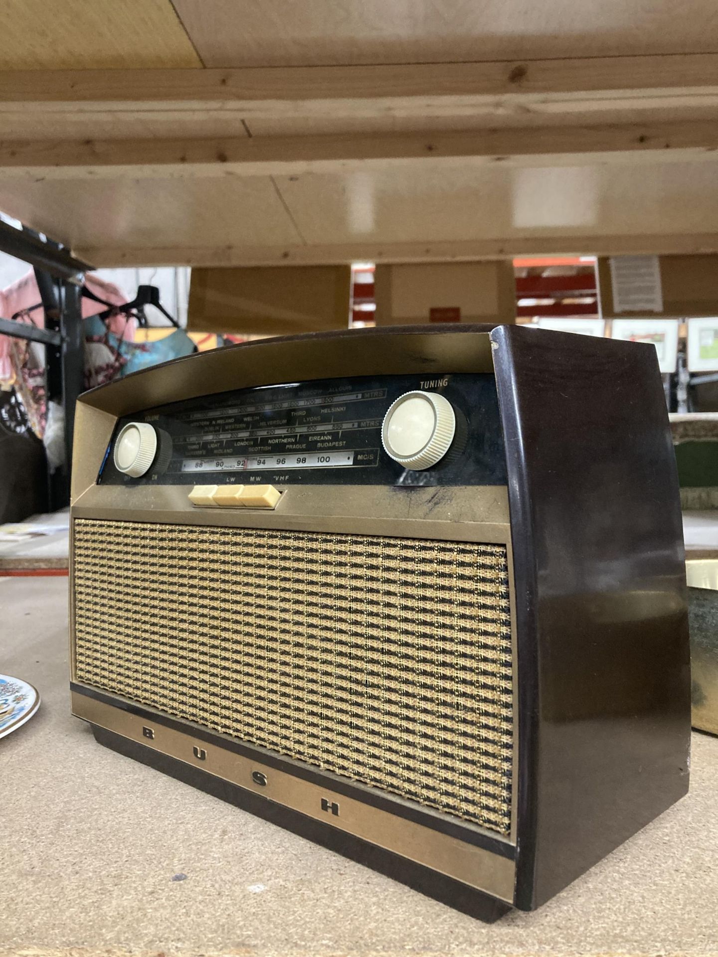 A VINTAGE BUSH VALVE RADIO - Bild 2 aus 3