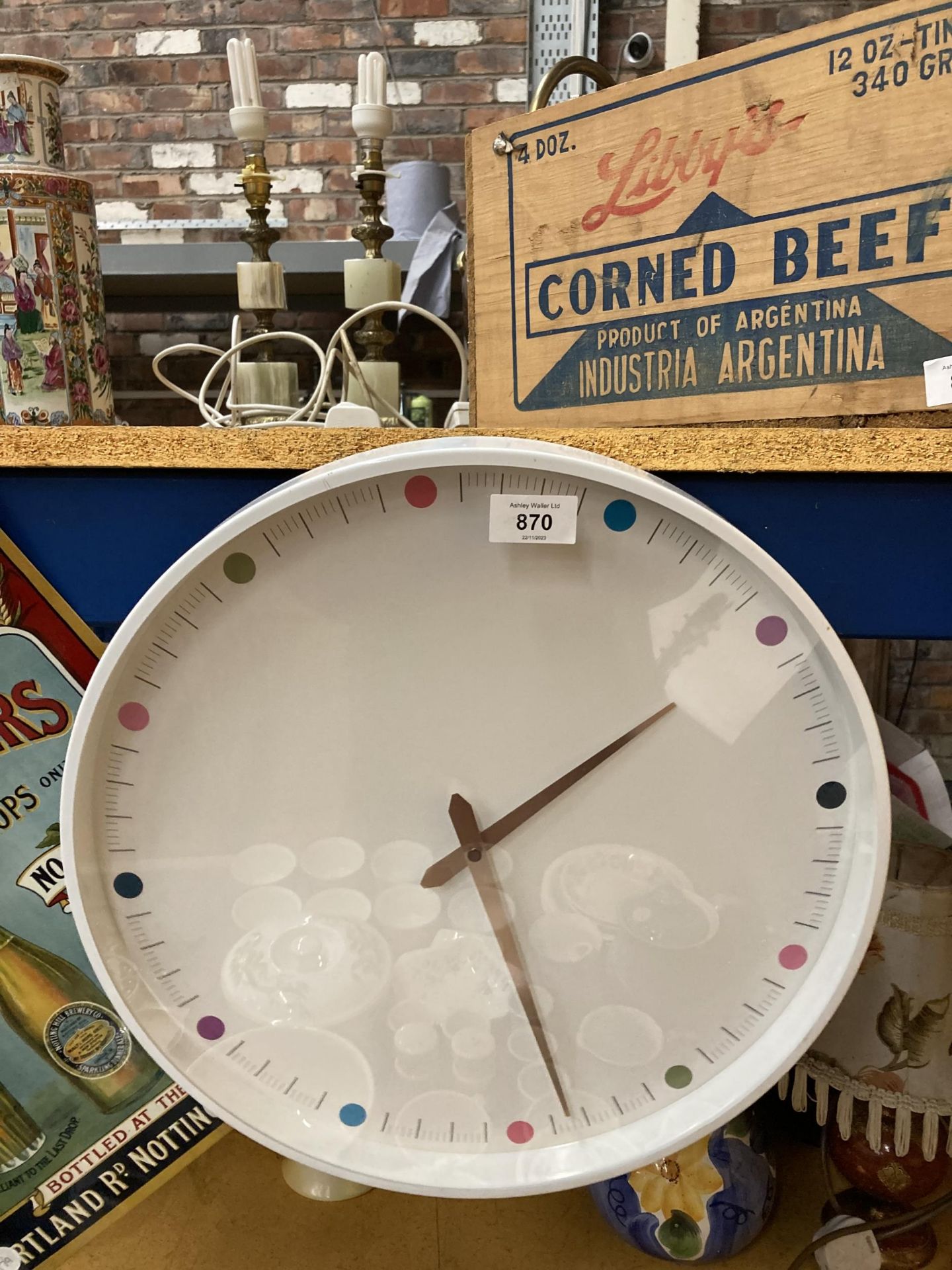 A LARGE WALL CLOCK, DIAMETER 40CM