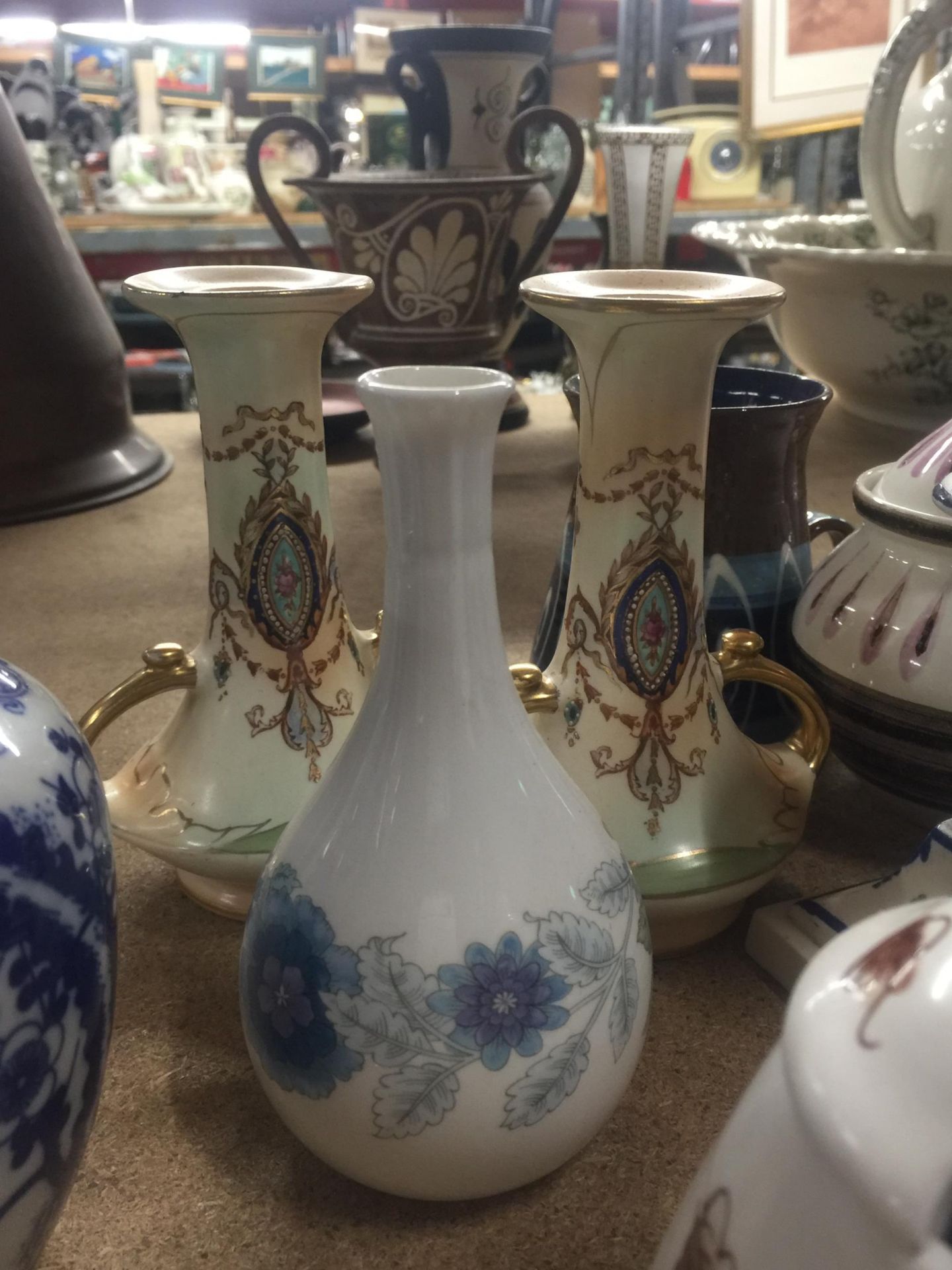 A LARGE LOT OF ASSORTED CERAMICS TO INCLUDE JAPANESE BLUE AND WHITE GINGER JAR, FIGURES, POOLE ETC - Image 7 of 8