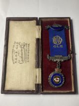 A HALLMARKED BIRMINGHAM SILVER MASONIC MEDAL IN A PRESENTATION BOX