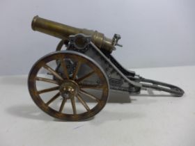 A NON FIRING MODEL OF A MORTERO 1895 CANON ON A METAL CARRAIGE, 7.5CM BARREL, LENGTH 36CM