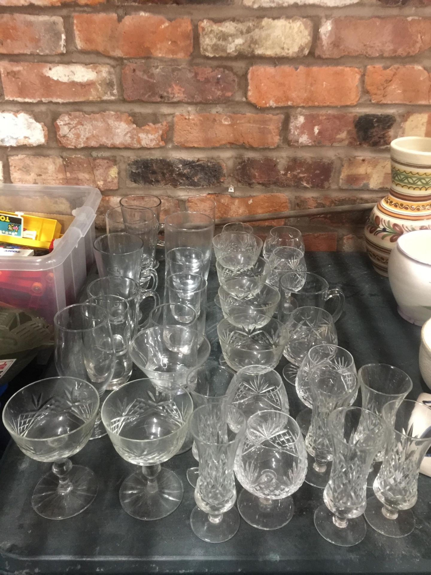 A COLLECTION OF DRINKING GLASSES TO INCLUDE CUT GLASS EXAMPLES